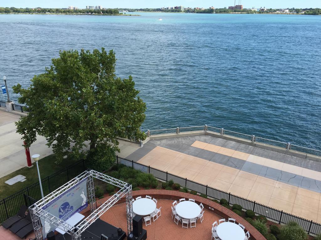 Roberts Riverwalk Urban Resort Hotel Detroit Exterior photo